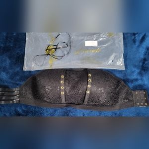 Sex code 38B bra, strapless or with straps, very versatile.